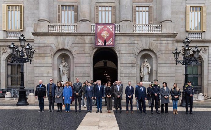 Foto institucional de los representantes municipales en la conmemoración del día europeo de las víctimas del terrorismo, el 11 de marzo.