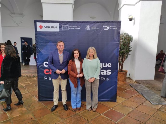 Irene Aguilera, entre Francisco Palomares y Cándida Ruiz, en la inauguración de la Feria de Empleo de Cruz Roja.
