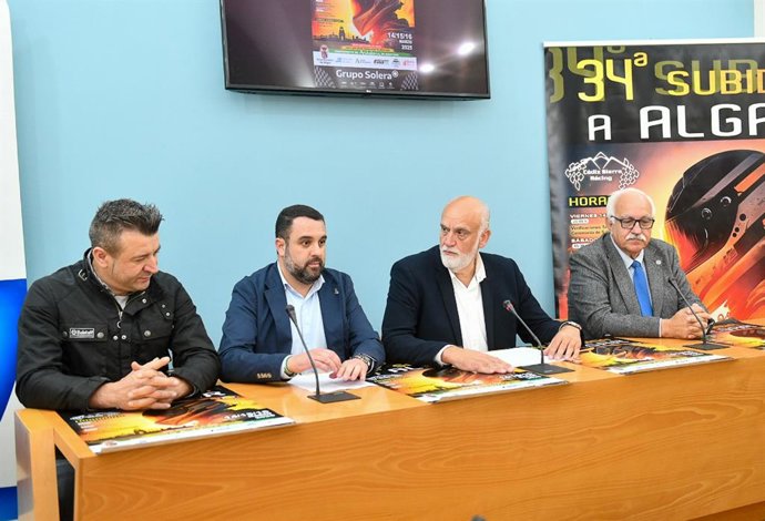 El vicepresidente segundo de la Diputación de Cádiz y responsable del Servicio de Deportes, Javier Vidal, junto con el alcalde de Algar, José Carlos Sánchez Barea, presentan la 34 Subida a Algar.