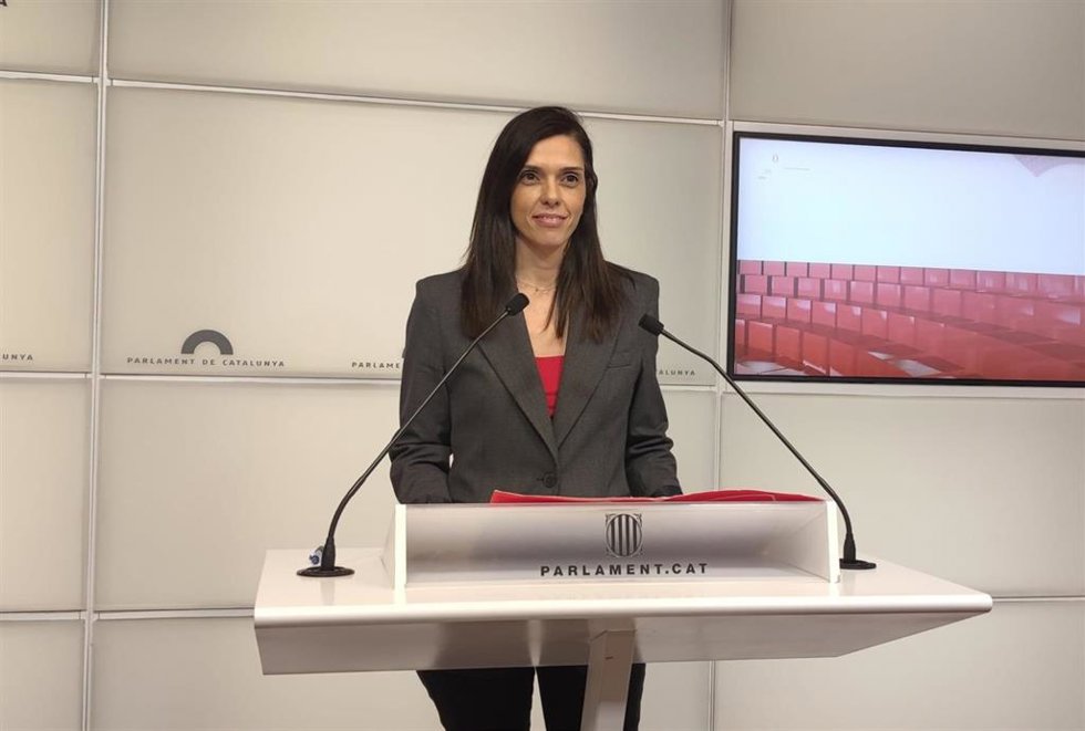 La portavoz del PSC en el Parlament, Elena Díaz, en rueda de prensa.