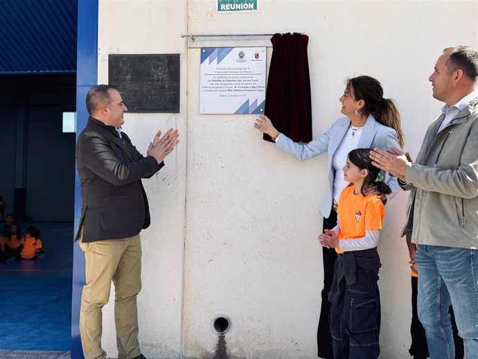 El director general de Administración Local del Ejecutivo autonómico, Francisco Abril,y la alcaldesa de Archema, Patricia Fernández, inauguran las renovadas instalaciones