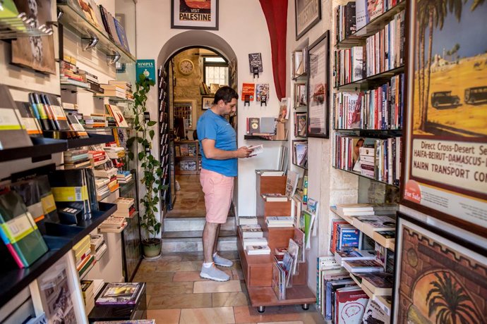 Archivo - Arquivo - Mahmud Muna, um dos proprietários da Educational Bookshop, Jerusalém Oriental (arquivo)