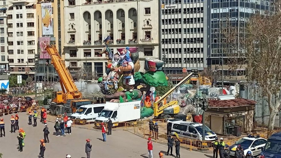 Primeras piezas de la Falla municipal llegadas a la Plaza del Ayuntamiento de Valncia