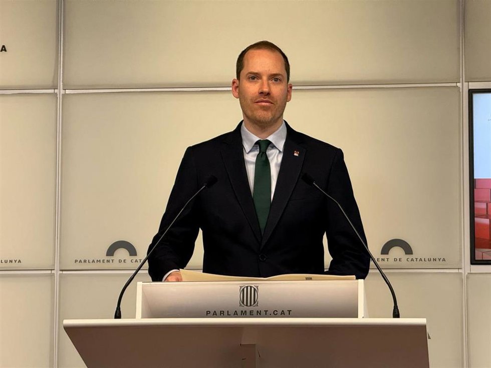 El portavoz del PP en el Parlament, Juan Fernández, en rueda de prensa este martes