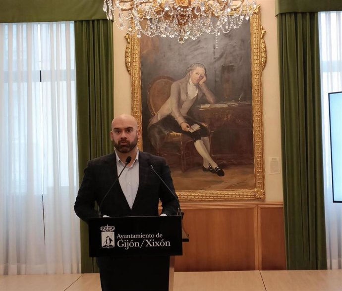 El portavoz del Gobierno del Ayuntamiento de Gijón, Jesús Martínez Salvador (Foro), en rueda de prensa en el Consistorio gijonés. (Archivo)
