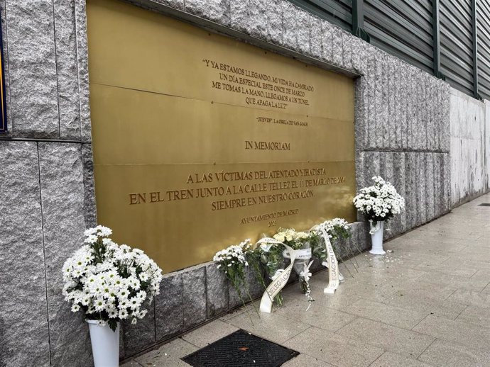 Memorial a las víctimas del 11M, en la calle Téllez 30.