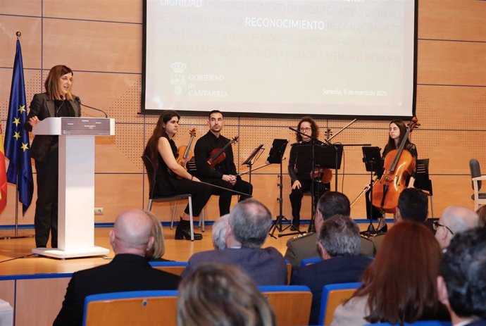 La presidenta de Cantabria, María José Sáenz de Buruaga, en el homenaje a las víctimas del terrorismo