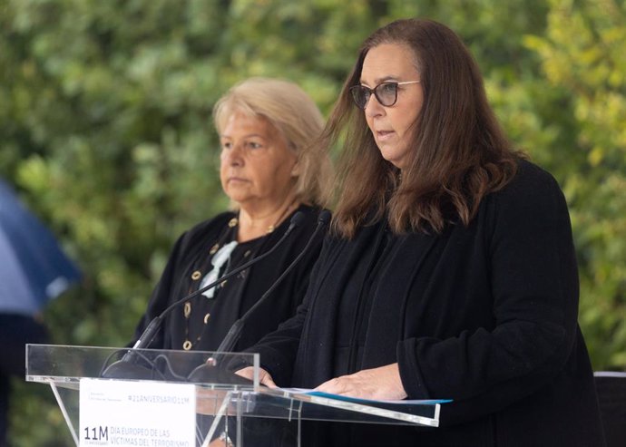 La presidenta de la asociación Víctimas del Terrorismo, Maite Araluce, interviene durante un homenaje en el Día Europeo de las Víctimas del Terrorismo, en el Bosque del Recuerdo del Parque de El Retiro, a 11 de marzo de 2025, en Madrid (España).