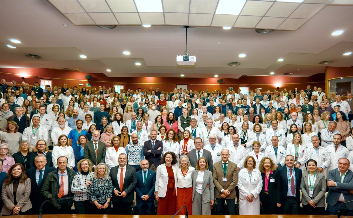 Unos 280 profesionales acuden a la presentación de Nieves Romero, que regresa a la gerencia del Virgen del Rocío