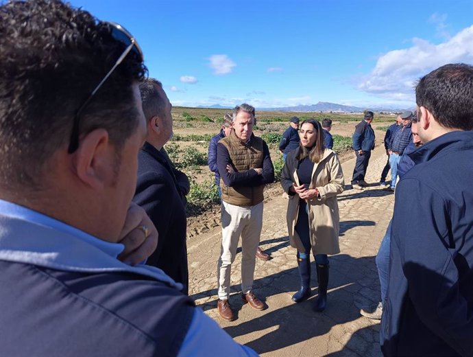 La consejera Sara Rubira y el alcalde de Lorca, Fulgencio Gil, durante la visita a cultivos afectados por las lluvias
