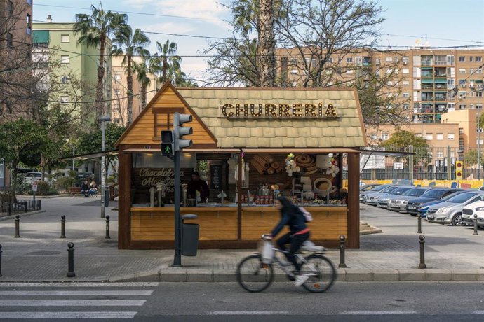Archivo - Una churrería vende churros y buñuelos durante la temporada de Fallas