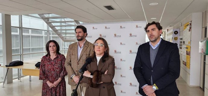 La consejera de Agricultura, Ganadería y Desarrollo Rural, María González Corral, junto a los representantes de Nielsen IQ, tras la presentación del informe sobre vinos de calidad a los Consejos Reguladores de las DOP e IGP de Castilla y León
