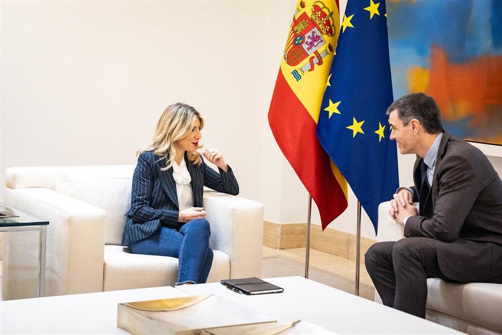 El presidente del Gobierno, Pedro Sánchez y la vicepresidenta segunda y ministra de Trabajo, Yolanda Díaz, durante una reunión en el Complejo de La Moncloa, a 11 de marzo de 2025, en Madrid (España).
