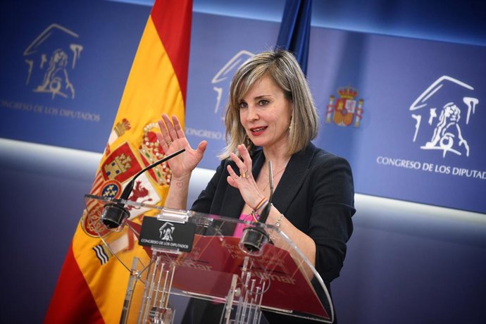 A porta-voz de Sumar no Congresso, Verónica Martínez, durante uma coletiva de imprensa após a Reunião de Porta-vozes no Congresso dos Deputados, em 11 de março de 2025, em Madri (Espanha).