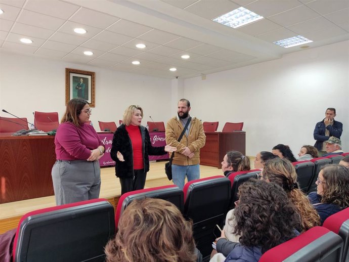 La delegada territorial de Empleo, Empresa y Trabajo Autónomo, Carmen Sánchez Sierra, y la alcaldesa, María Auxiliadora Gámez, informan de los programas 'Andalucía Activá, 'Emplea-T' y 'Empleo y Formación'