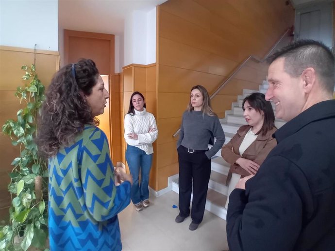 Ana Mata (i) visita Vilches para conocer el desarrollo del programa T-Acompañamos.