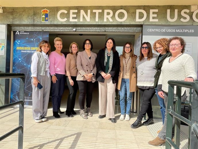 La delegada de Universidad, Investigación e Innovación de la Junta en Granada, María José Martín, y la alcaldesa de Atarfe, Yolanda Morales, han visitado el CADE del municipio.