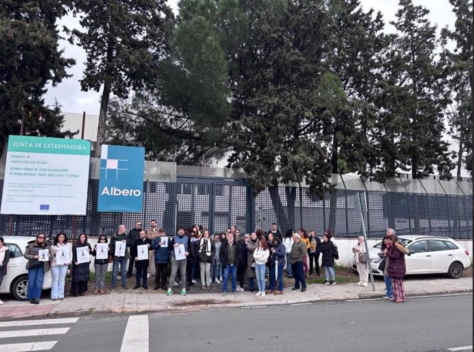 Concentración en el centro Marcelo Nessi de Badajoz tras el asesinato de una educadora.