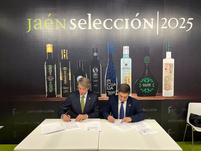 Jaime Lillo y Francisco Reyes firman el convenio de colaboración.