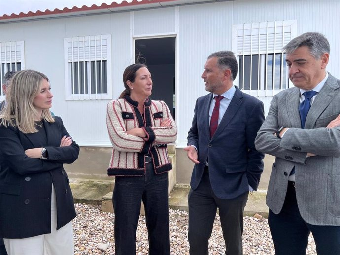 La consejera de Inclusión Social, Juventud, Familias e Igualdad, Loles López, en su visita a las viviendas transitorias en Moguer (Huelva) para temporeros.
