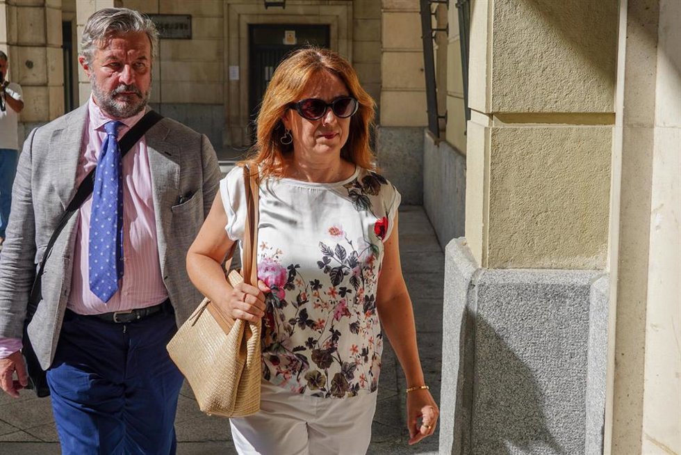 Archivo - La ex directora económica financiera de la entidad Ana Valls,  a la llegada a  la Audiencia de Sevilla