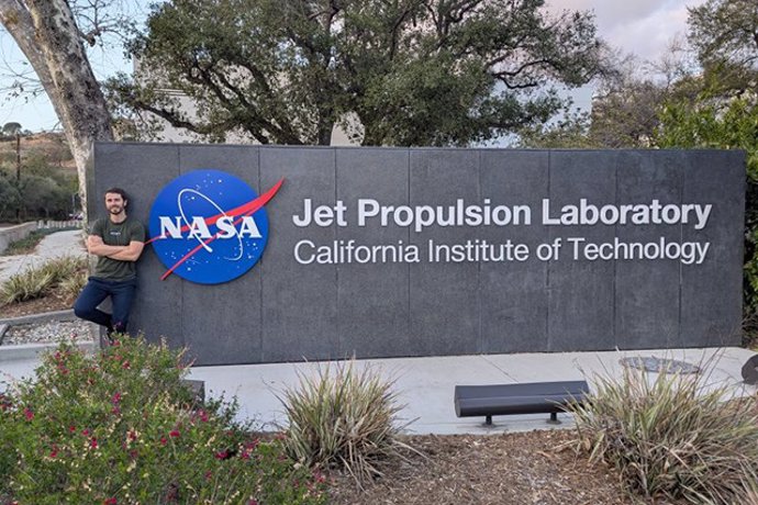 Federico Lozano, doctorando de la Universidad de Málaga (UMA), se encuentra realizando una estancia de investigación en el Laboratorio de Propulsión a Reacción (JPL) para trabajar en la optimización de las comunicaciones de los 'rovers' lunares con IA.
