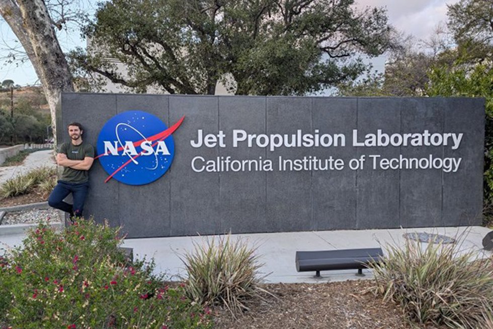 Federico Lozano, doctorando de la Universidad de Málaga (UMA), se encuentra realizando una estancia de investigación en el Laboratorio de Propulsión a Reacción (JPL) para trabajar en la optimización de las comunicaciones de los 'rovers' lunares con IA.