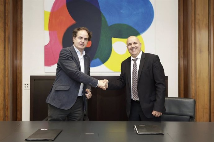 El consejero de Hacienda, Interior y Administración Pública del Gobierno de Aragón, Roberto Bermúdez de Castro, y el director de Administaciones Públicas y Grandes Cuentas en Telefónica Este, Jordi Giné.