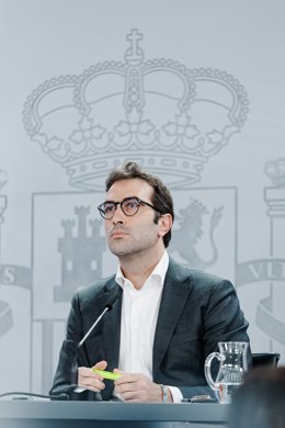 Archivo - El ministro de Economía, Comercio y Empresa, Carlos Cuerpo, durante una rueda de prensa tras el Consejo de Ministros, en el Complejo de la Moncloa, a 4 de enero de 2025, en Madrid (España). El Consejo de Ministros ha aprobado  el anteproyecto de