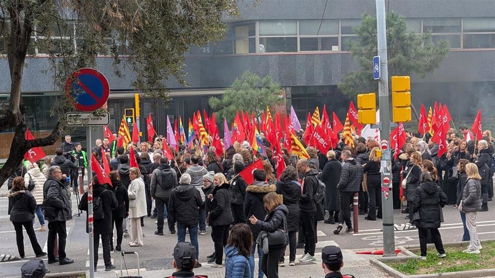 Manifestantes frente a la Conselleria este martes