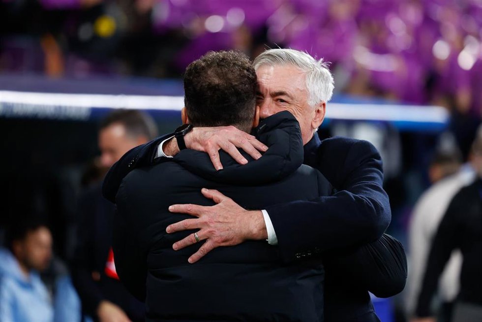 El entrenador del Real Madrid, Carlo Ancelotti y el entrenador del Atlético de Madrid, Diego Pablo Simeone, en un derbi.