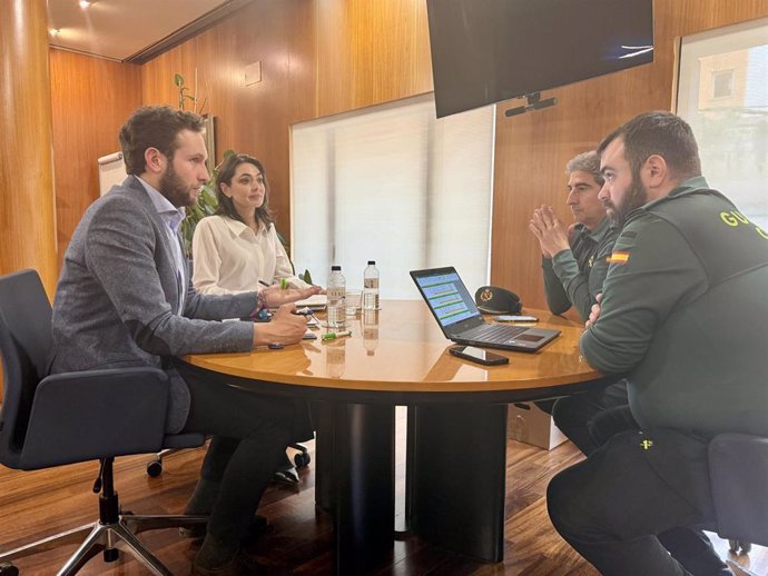 El presidente de la DPH, Isaac Claver, y la vicepresidenta segunda, Celsa Rufas, se han reunido en la Diputación con los comandantes de la Guardia Civil Enrique Martín y Antonio José Martínez.