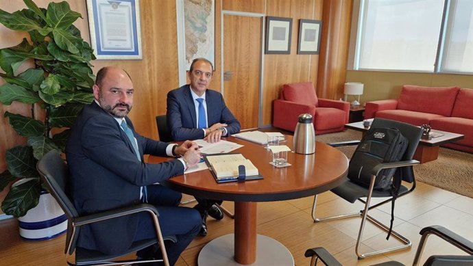 El consejero de Sanidad del Gobierno de Aragón, José Luis Bancalero Flores, y el alcalde de Barbastro, Fernando Torres.