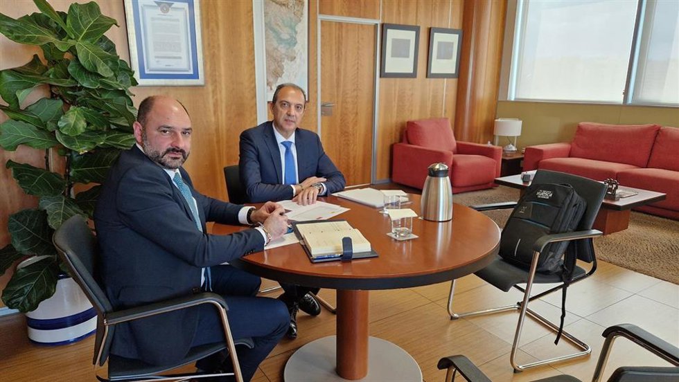 El consejero de Sanidad del Gobierno de Aragón, José Luis Bancalero Flores, y el alcalde de Barbastro, Fernando Torres.