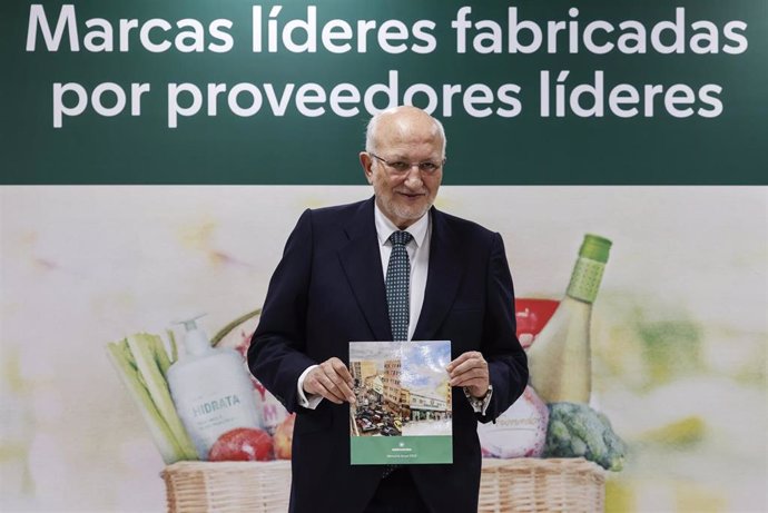 El presidente de Mercadona, Juan Roig, posa tras una rueda de prensa para informar sobre los datos económicos de Mercadona en 2024 y sus previsiones para 2025, en Jarrods, a 11 de marzo de 2025, en Paterna, Valencia, Comunidad Valenciana (España). 