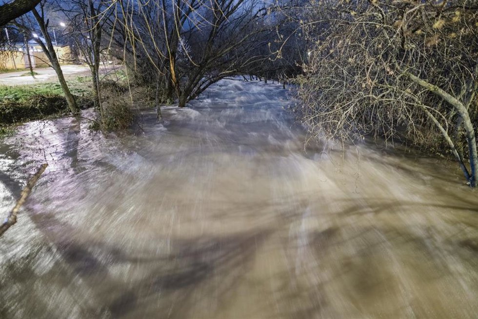 El río Guadarrama a su paso por Galapagar, a 8 de marzo de 2025, en Galapagar, Madrid (España).