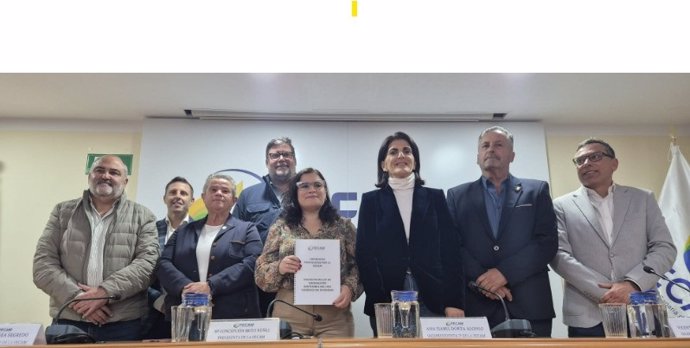 La presidenta de la Fecam, Mari Brito, con las enmiendas a la ley de alquiler vacacional
