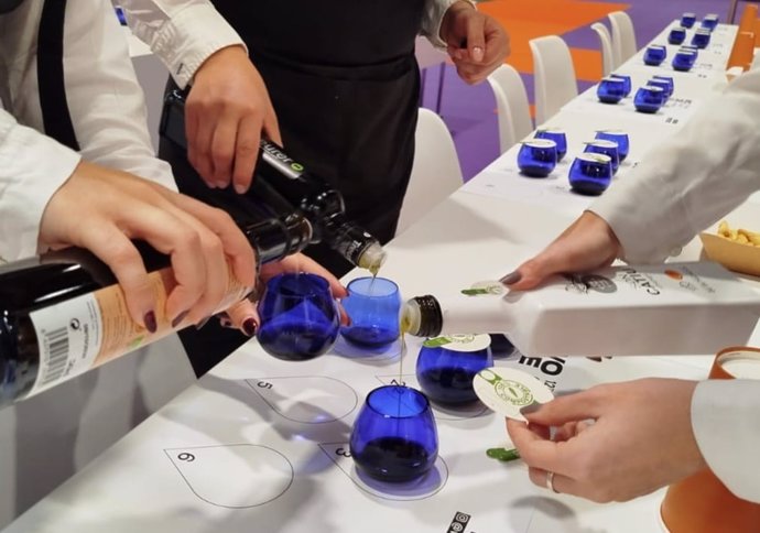 Cata de aceite producido en Baleares en la World Olive Oil Exhibition