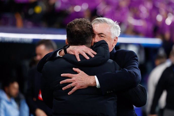 Carlo Ancelotti, técnico do Real Madrid, cumprimenta Diego Pablo Simeone, técnico do Atlético de Madrid, durante a partida de ida das oitavas de final da Liga dos Campeões da UEFA 2024/25 entre Real Madrid CF e Atlético de Madrid, no Santiago Bernabeu