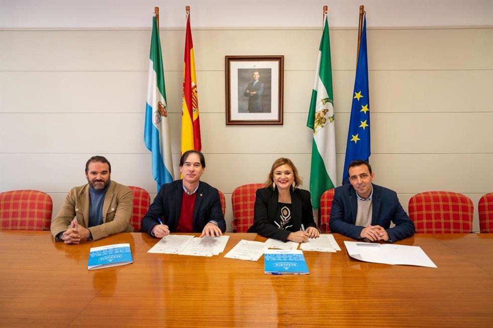 La alcaldesa de Torremolinos, Margarita del Cid, y el presidente del Colegio Oficial de Veterinarios de Málaga (ICOV), Juan Antonio Luque, en la firma de un acuerdo