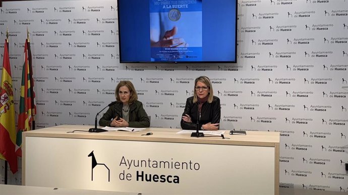 La concejal de Comercio del Ayuntamiento de Huesca, Nuria Mur, y la responsable técnica de la OMIC, Ana Fuertes.