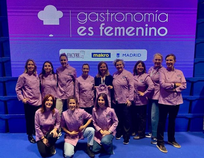 La concejala delegada de Turismo, Almudena Maíllo, junto a las chef galardonadas en el evento 'Gastronomía en femenino', en Madrid, el 11 de marzo de 2025.