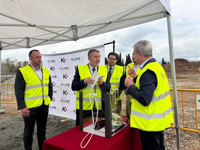 El conseller de Empresa y Trabajo, Miquel Sàmper, y el secretario de Empresa y Competitividad y consejero delegado de Acció, Jaume Baró, han participado en el acto de colocación de la primera piedra de la nueva planta de la compañía K·Line