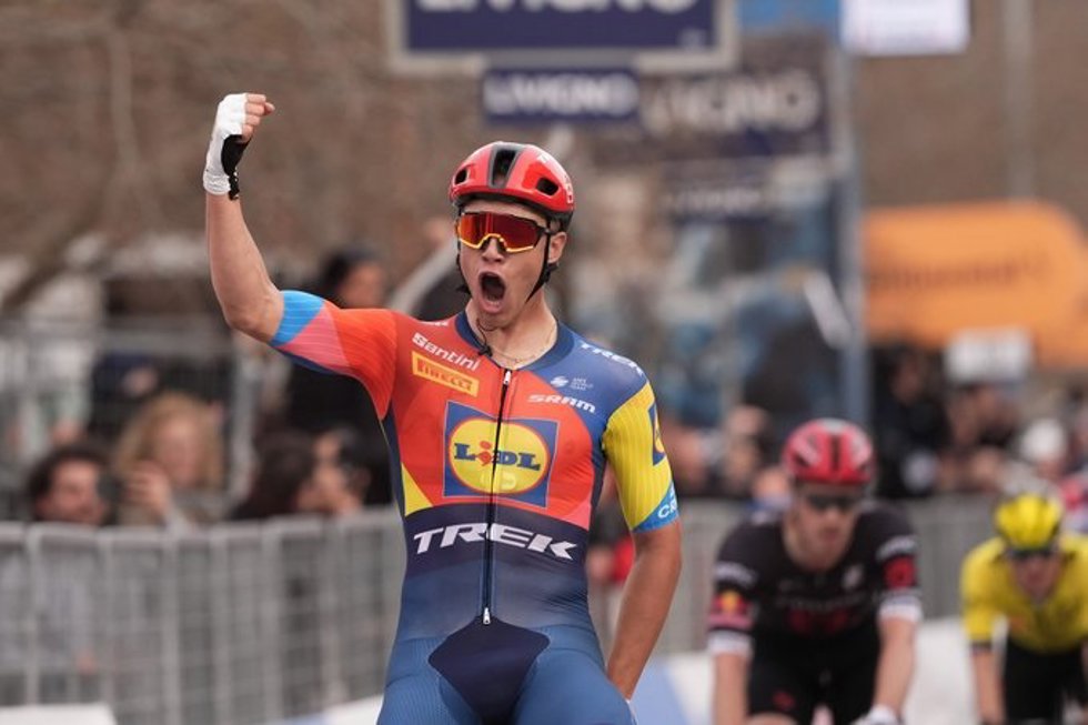 El ciclista italiano Jonathan Milan entra en la línea de meta en la segunda etapa.