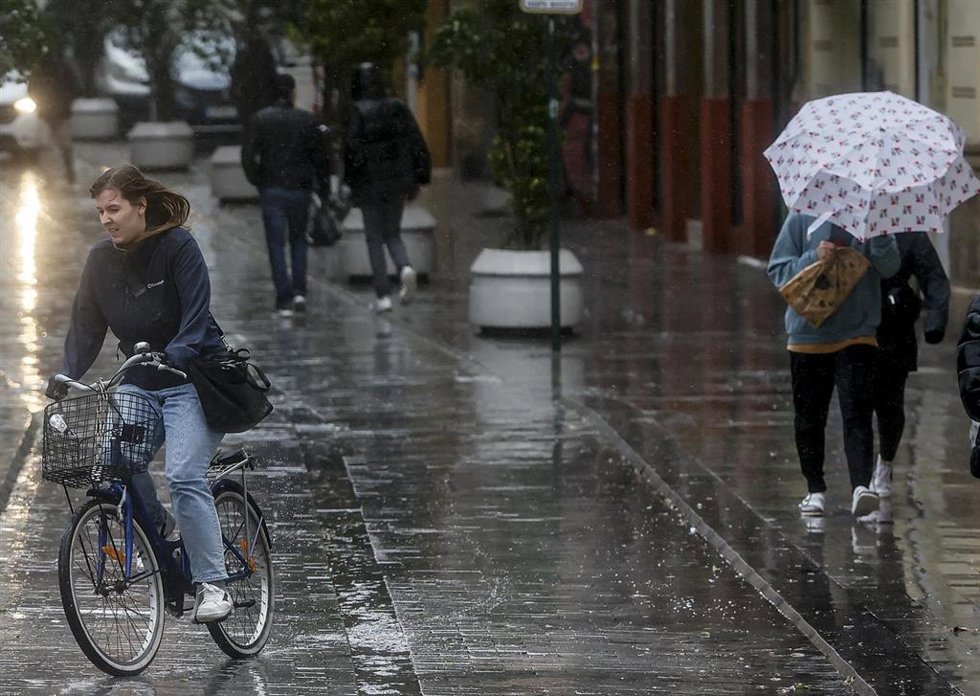 Archivo - Una persona sujeta un paraguas como consecuencia de la lluvia en una imagen de archivo