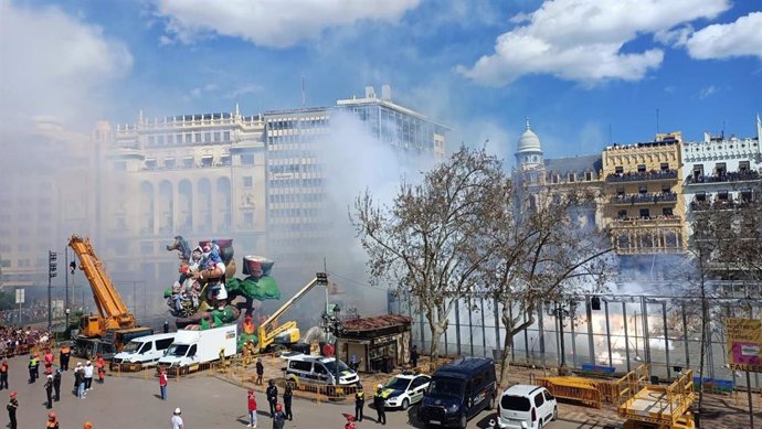 Imagen de la 'mascletà' de Pirotecnia Tomás en la plaza del Ayuntamiento de València dentro del programa de las Fallas 2025.