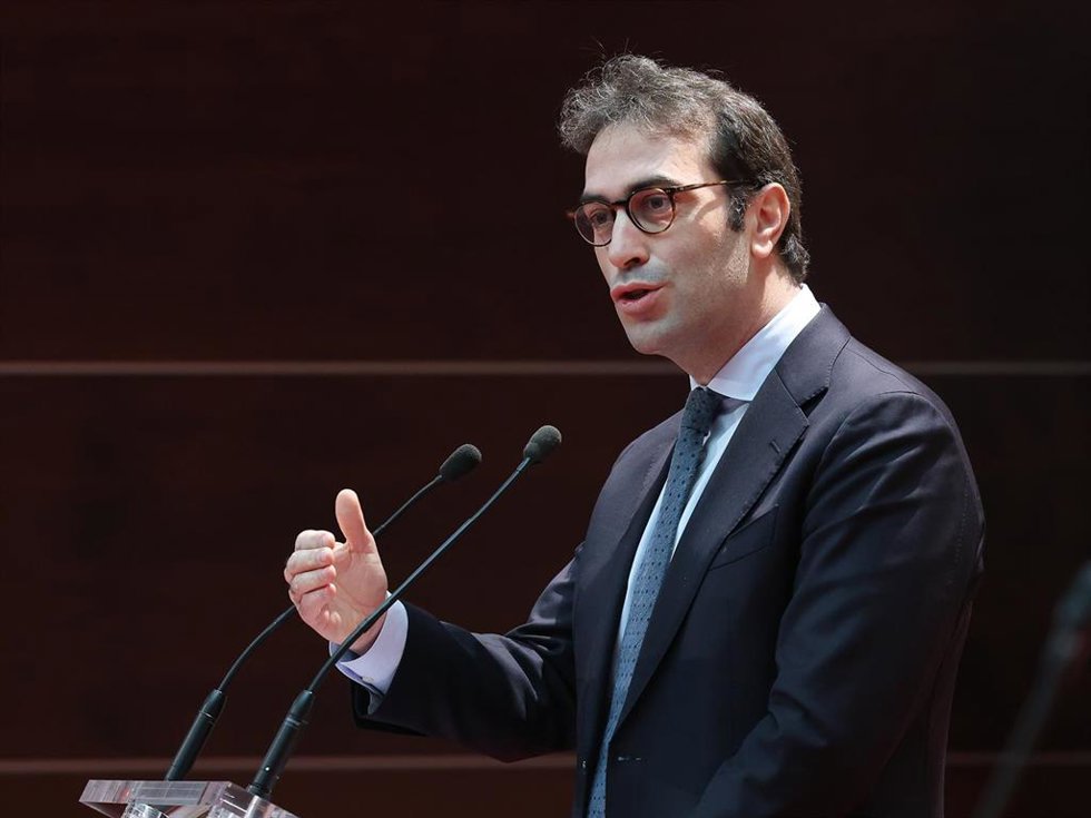 Archivo - El ministro de Economía, Comercio y Empresa, Carlos Cuerpo, durante la clausura del acto de toma de posesión del nuevo vicepresidente de la CNMC, Ángel García Castillejo, en la sede de la Comisión Nacional de los Mercados y la Competencia (CN