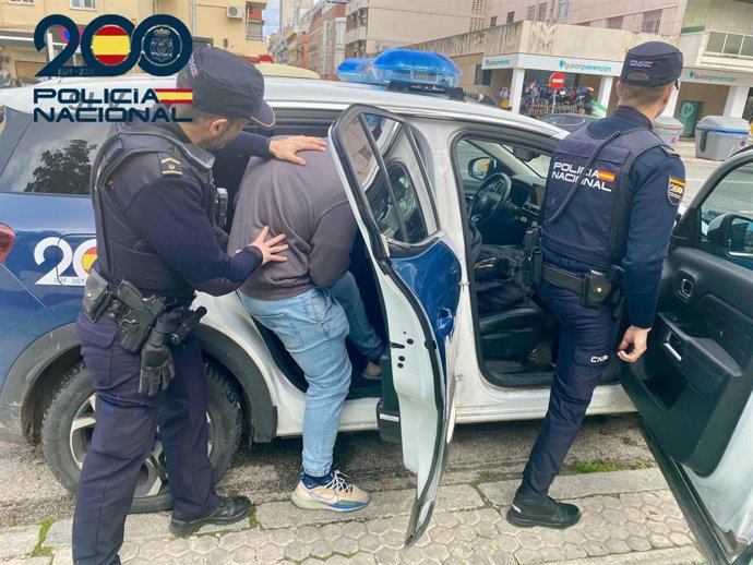 Cuatro detenidos mientras robaban en una vivienda en Sevilla