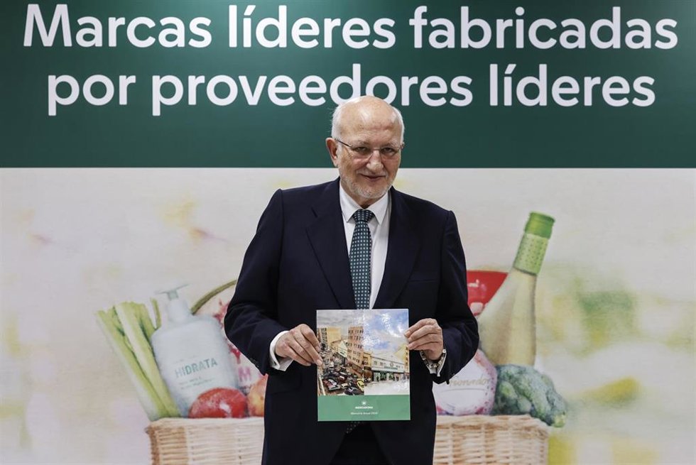 El presidente de Mercadona, Juan Roig, posa tras una rueda de prensa para informar sobre los datos económicos de Mercadona en 2024 y sus previsiones para 2025, en Jarrods, a 11 de marzo de 2025, en Paterna, Valencia, Comunidad Valenciana (España). 