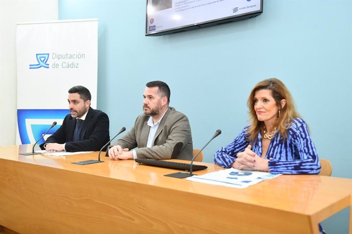 El vicepresidente del IEDT, Andrés Clavijo, con el alcalde de Vejer presentando el proyecto para la convocatoria de ayudas europeas destinadas a las Estrategias de Desarrollo Integrado Local.